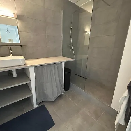 Apartment Le Fossie - Grand T2 - Basique Propre Et Fonctionnel Avec Parking